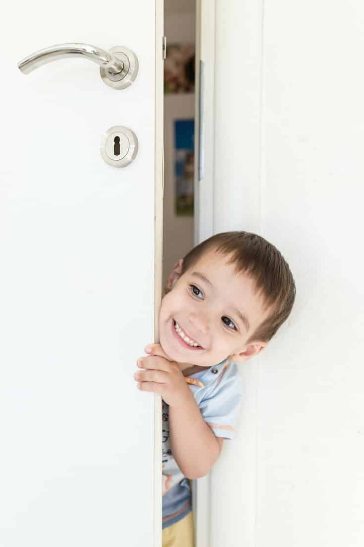 Дети стучат в дверь. Ребенок открывает дверь. Дверь для детей. Ребенок за дверью. Заглядывает в комнату.